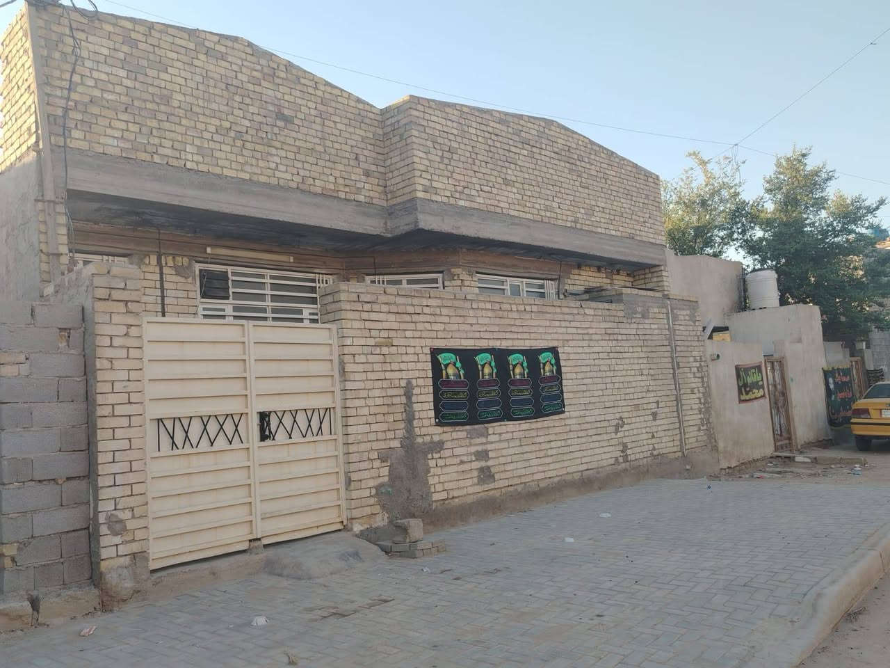 السلام عليكم بيت للبيع بحي الرحمه.   على الشارع بين السفير والرحمه الاتصال ***********.
