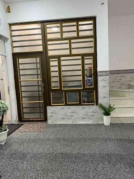 بسم الله الرحمن الرحيم
دار للبيع في الصقلاوية الشهداء الثانية يبعد شارعين عن الشارع العام 
مساحة القطعة 300 طابو صرف سند بناء مشتمل 150 متر والقطعة 150 حديقة خارجية 
بناء حديث 2024 طابوق جمهوري 

مشيدات الطابق الاول غرفة +صالة + مناور عدد2 + مطبخ + استقبال + صحيات خارجية مشترك (حمام + صحية)
حمام  داخلي +صحية داخلية 

الطابق الثاني بيتونة  وصالة كاملة + بقية الطابق غرف 2 هيكل بدون سقف السعر135
للاستفسار : ***********
