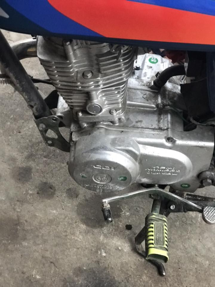 السلام عليكم دراجة للبيع نامة موديل ١٧ محرك ١٢٥ اربعه كير تعمير جديد تخم كهربائيات جديدة كلها شغاله دراجة نظيفه ماعيزها برغي للبيع او مراوس بسرفيس نظيف سعر ٥٥٠ الف بيها مجال شي بسيط مكان بلد ***********
