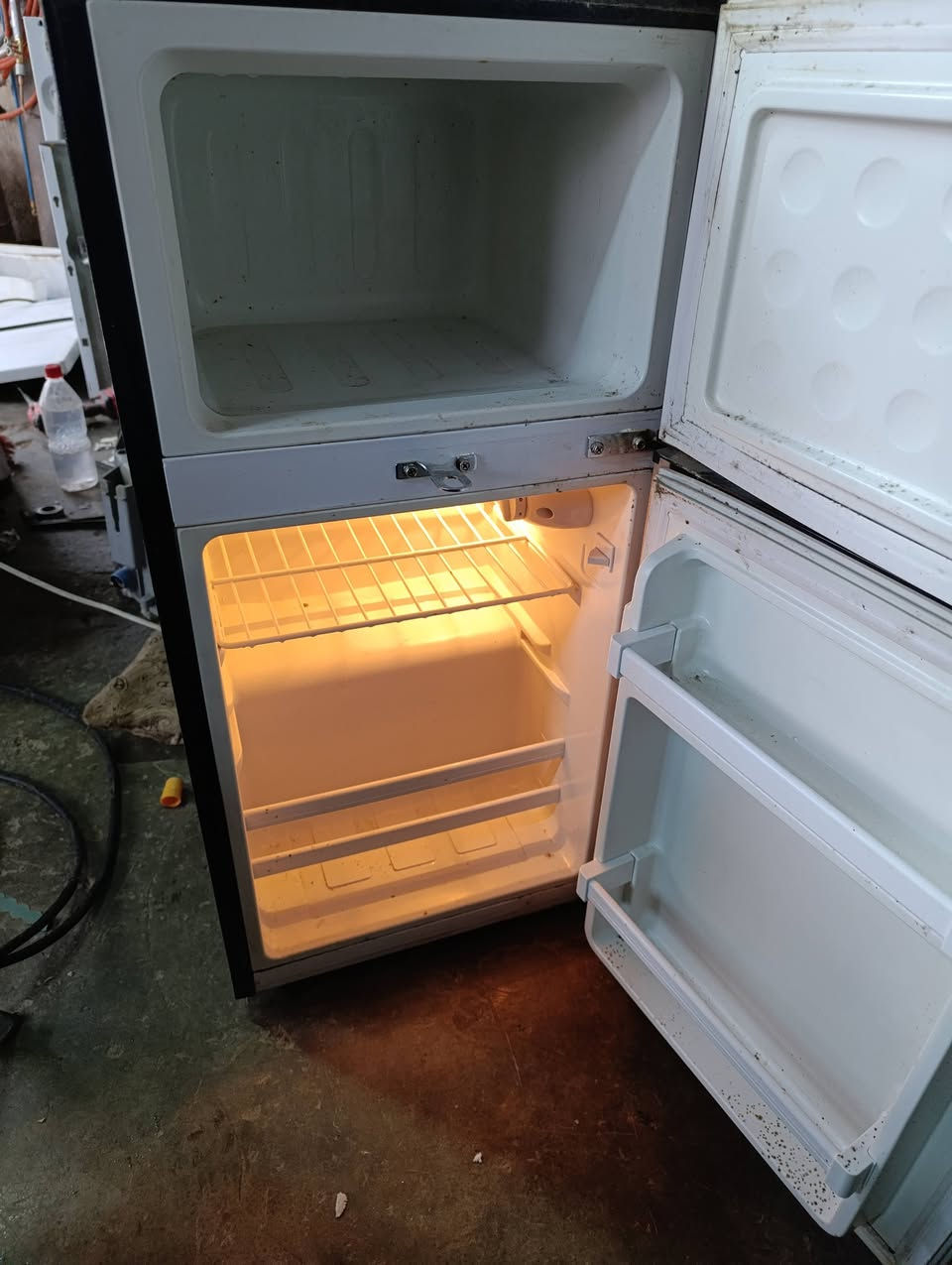 متاح ثلاجة شرط الشغل والنضافه تجميد فول السعر 70مكاني واحد حزيران ***********
