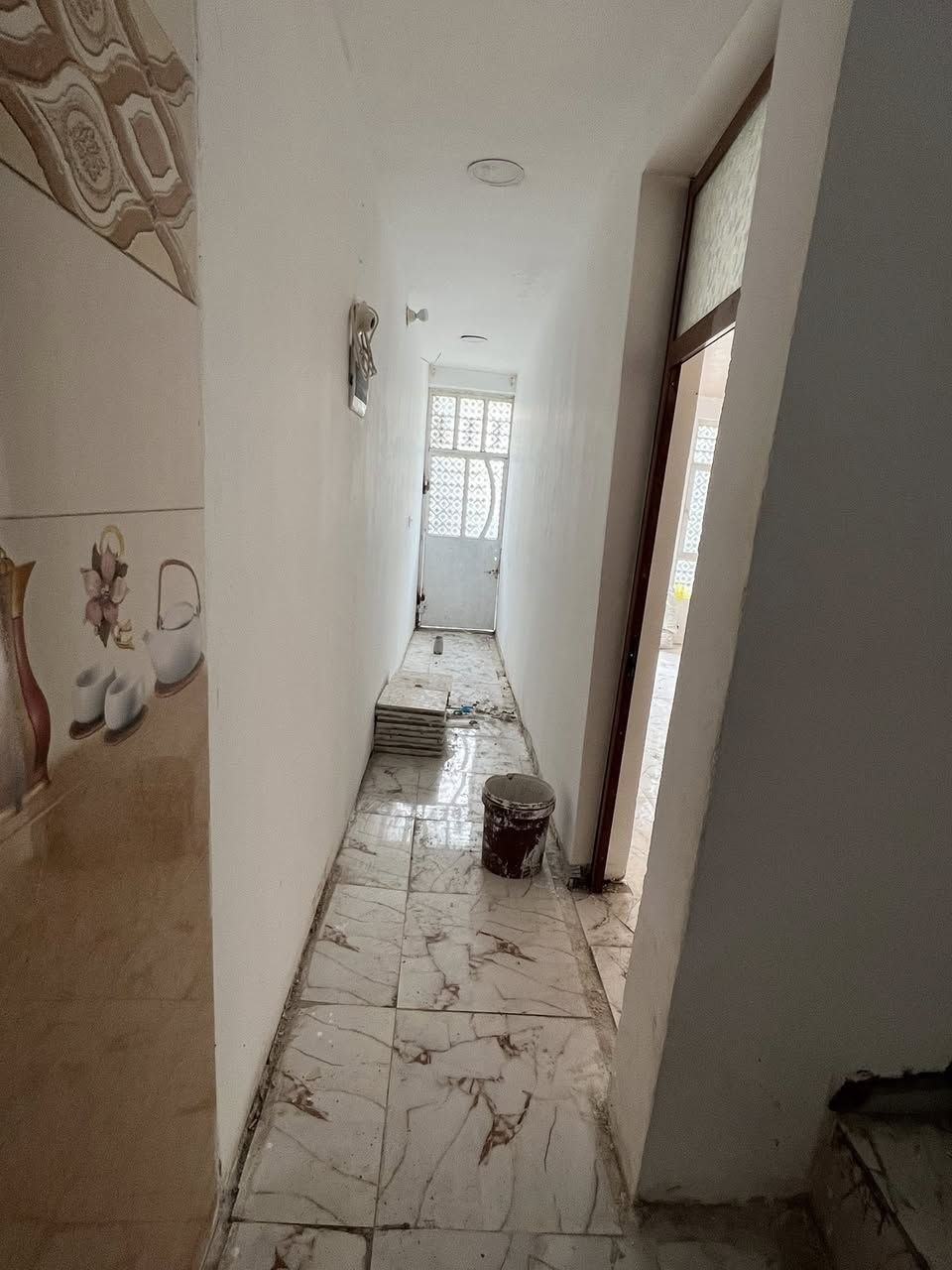 الطابق الاول :- استقبال حولي كبير غرفة نوم منور وصحيات داخلية وخارجية

الطابق الثاني :- غرفة نوم وصحيات وسطح 

كل الخدمات كاملة ماء-كهرباء-مجاري-تبليط 

عنوان البيت ::::—نهاية اربع شوارع خلف مول كرارة شارع مخبز المجتبى وكبة الحمراني 

شارع ١٣ 

السعر 75 

واتساب او اتصال 

***********
