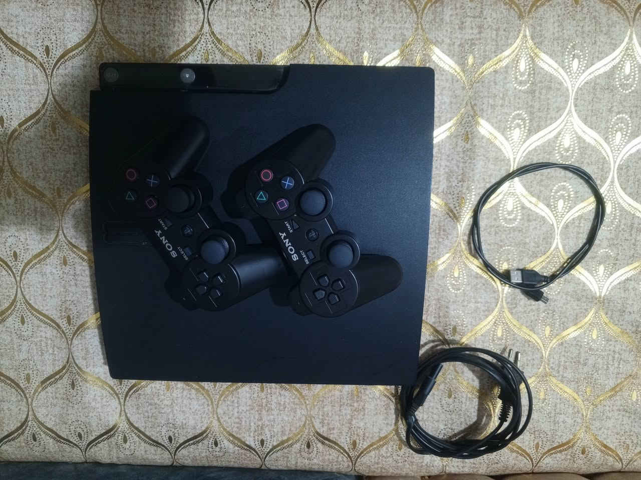 للبيع PlayStation 3 بحالة جيدة لاكن مفتوح لغرض التنضيف ومجرب، شغال 100% بدون مشاكل.

🔥 الجهاز ويا 5 ألعاب مثل مموضح بلصوره قابل للزياده 

🎮 يد تحكم عدد 2

💾 ذاكرة محفوظة للألعاب

🔌 جميع التوصيلات موجودة

ملاحظه تجي تفحصه يمي وتشغل العابه وتاخذه بلعافيه عليك 
📍 المكان: النجف الاشرف 

💸 السعر:  95 وبي مجال للشراي 

📩 للتواصل خاص أو اتصال

***********
