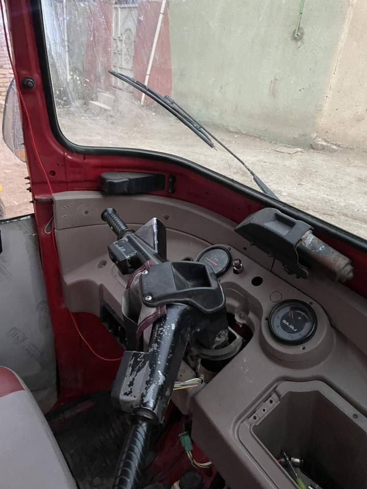 سلام عليكم تكتك باجاج للبيع مديل2019 مكينه مفتوحه خرسه رقم او سنويه گشره مثل ما اموضح بالصور السعر خاص مكاني قرنه شارع الجمهورية رقمي ***********
