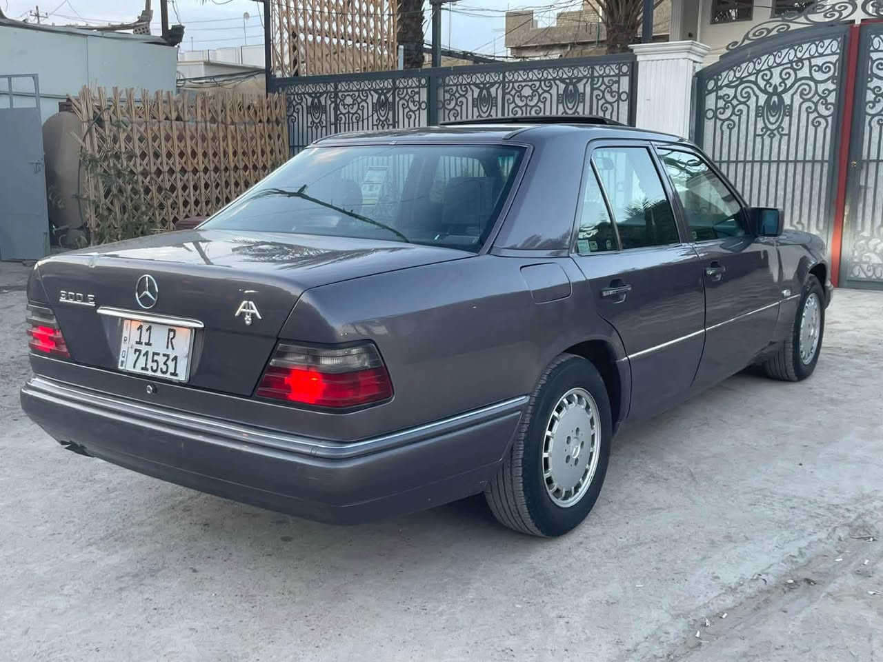 مارسيديس دب 300
موديل 91
مكينه 300 بلاديه قبق أسود عنكبوت 
كير جديد 4 نمر 
سلايت طكتين
كهربائيات كلها شغاله 
لايت زنون 
باتري جديد 
تخم تاير 
السياره جدديده مال جني
مكان السياره بغداد الامين 
السعر
82$   وبيها مجال 
***********
