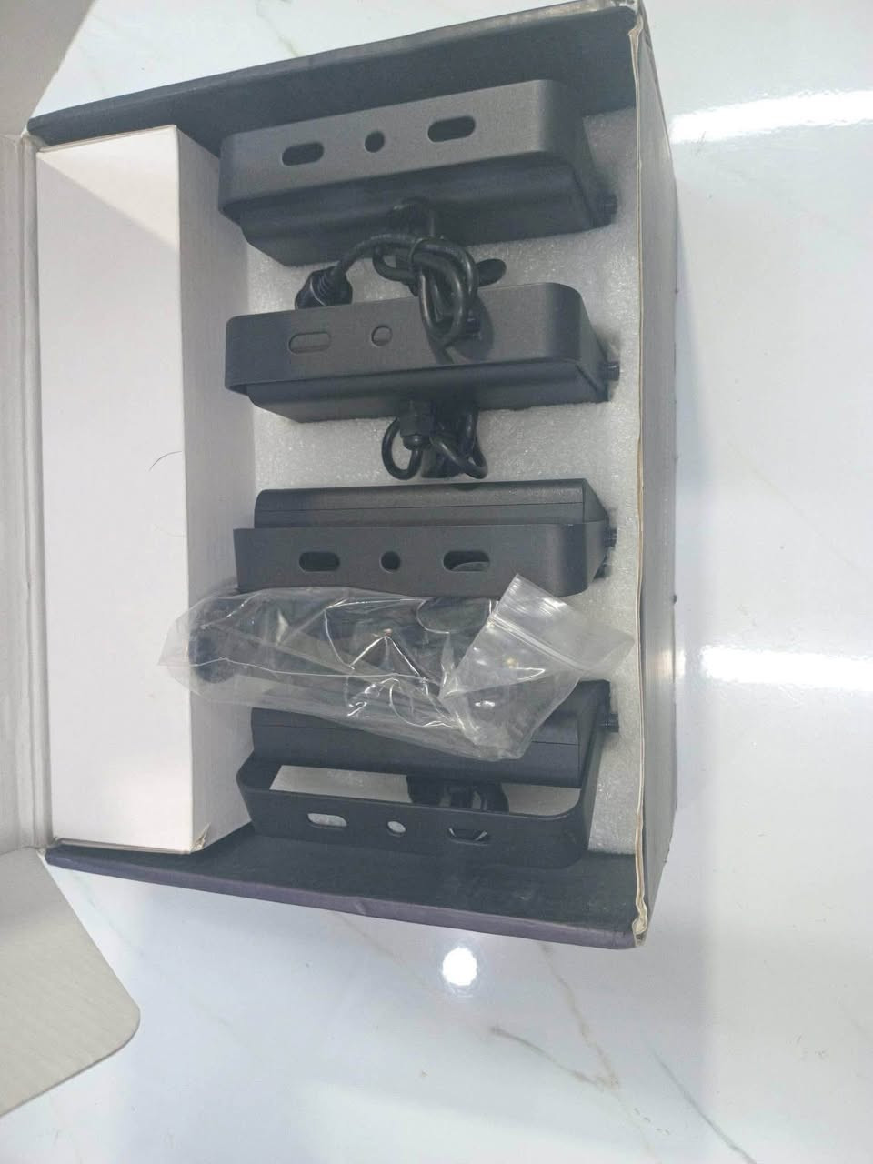 طقم إضاءة Govee RGBIC Flood Lights الذكي (جديد)
​عشاق الأجواء والمنزل الذكي، متوفر الآن طقم كشافات من الماركة العالمية الشهيرة Govee البريطانية.
​الماركة: Govee الأصلية، الرائدة في مجال الإضاءة الذكية.
​الحالة: جديد تماماً.
​المميزات الذكية:
​تحكم كامل: متوافق مع Google Home و Alexa للتحكم الصوتي وعن بُعد.
​تقنية RGBIC: تتيح لك عرض ألوان متعددة في وقت واحد وبدقة عالية.
​قوة الإضاءة: 800 لومن مع إمكانية تغيير درجة اللون الأبيض من 2200K إلى 6500K.
​عمر طويل: يصل عمر الإضاءة إلى 20,000 ساعة عمل.
​العدد: الطقم يحتوي على 4 كشافات بتصميم متين وأنيق.
​للاستفسار مراسلة خاص: ***********
