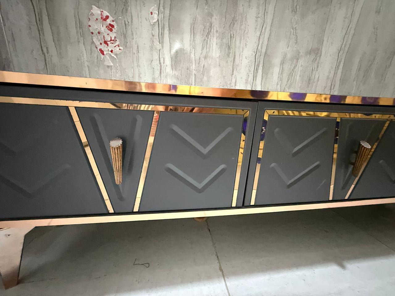 سلام عليكم ميز للبيع ثلاث جرارات طوله مترين مكاني كربلاء شارع احمد  الوائلي سعر 150 وبي مجال قليل  للتواصل ***********
