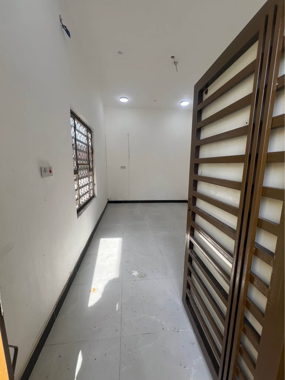 بيت للبيع الجزيرة زين العابدين غرفتين وصاله ومطبخ وديوانيه وصحيات داخليه وخارجيه خريطه درجه اولى البيت ركن المساحه 100متر 
السعر 60
شارع ١٠ متر 
*********** البصرة, العراق
