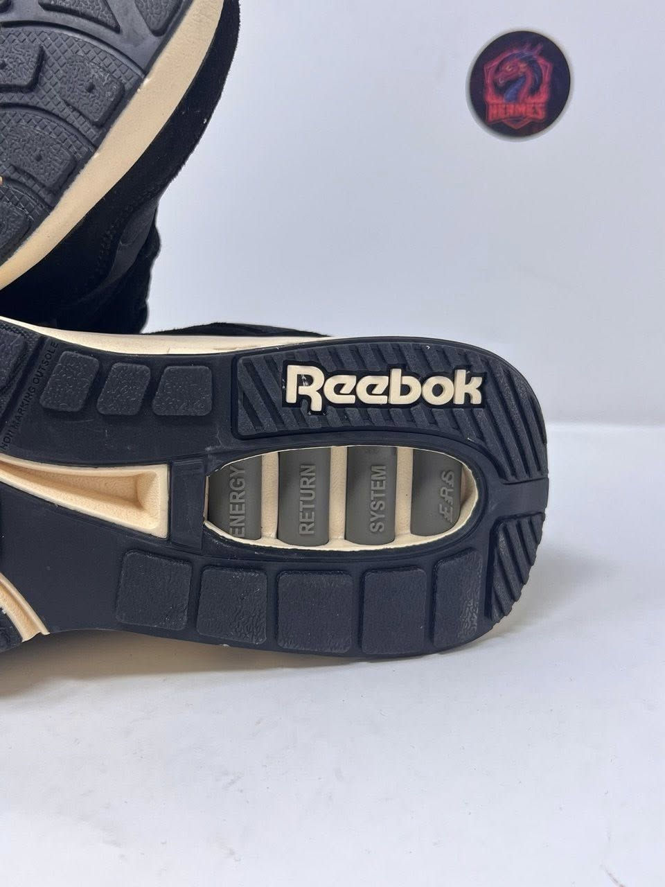 Reebok ers
الحجم:43(27.5سم)
الوصف: باله فيتنامي نظافة 💯، تحفة كلاسيكية، 

السعر:   35 الف دينار عراقي.

🚚 يوجد توصيل لجميع المحافظات وجميع المناطق في العراق

ادخل انستا شوف القطع القويه المتوفره 
https://www.instagram.com/hermes.storex?igsh=MTQwdWQ4OTZ1YmxoMg%3D%3D&utm_source=qr


**إذا كنت صاحب هذا الإعلان وتريد حذفه لأي سبب، رجاءا أرسل رسالة إلى الدعم الفني**