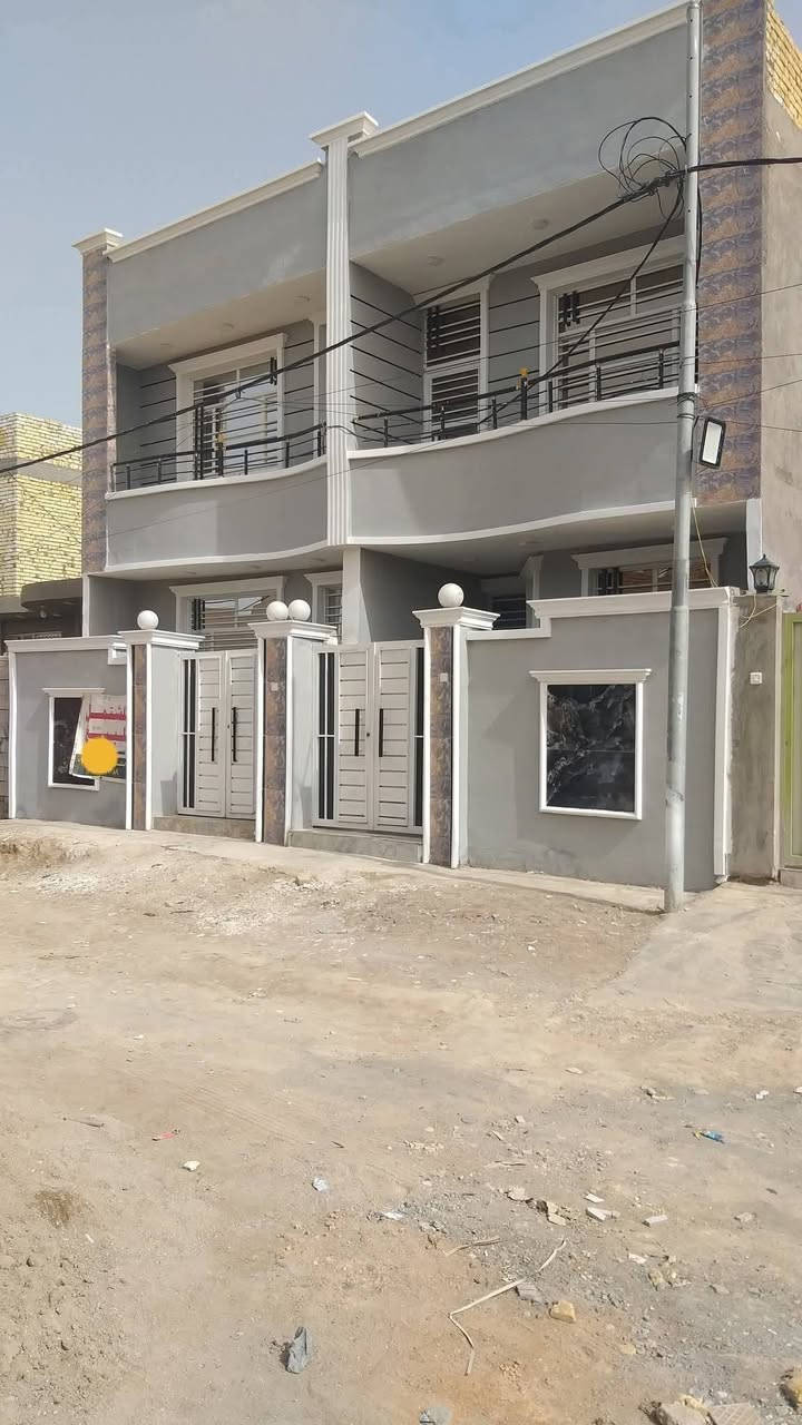 السلام عليكم مشتملات عدد ٢ طبك طابقين غرفتين نوم للبيع البناء حديث درجة اولى في الكوت منطقة حي الحكيم نزلة  الوائلية بالقرب من شارع الصب مساحة كل مشتمل 100م وشارعة 11م البناء طابوق درجة اولى والسقف صب مسلح والارضية والجدران سيراميك ويتكون كل مشتمل من غرفتين نوم غرفة فوق مع الصحيات وغرفة جوة واستقبال ومطبخ وصالة وصحيات داخلية وخارجية ومتوفرة كافة الخدمات ماء وكهرباء ومجاري ومرقم من قبل البلدية وسعر كل مشتمل 55 وبي مجال الاستفسار الاتصال على هذا الرقم ***********
