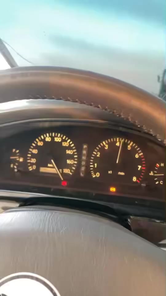 السلام عليكم ، سيارة مارك الفيني مكفولة من كص ونقل كامل الاصوليات، مع زنون ، حدادية جديده ، وتبريد ، سيارة نظيفه ، ادامة كامله گير و محرك بفتي ، رقم انگليزي السيارة باسمي ، السعر ٧٥ وبيها مجال . الموقع البصرة ، الرقم    ***********
