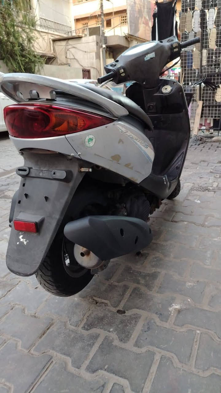 للبيع دراجه بريز بغبغاء نوزل نكره سلف مكينه ناعمه  بيه كفرات مختمه اصليه تايرات جدد كهربائيات شغاله مكاني مدينة الصدر  سعر 850 وبيها مجال حك الجيه ***********

