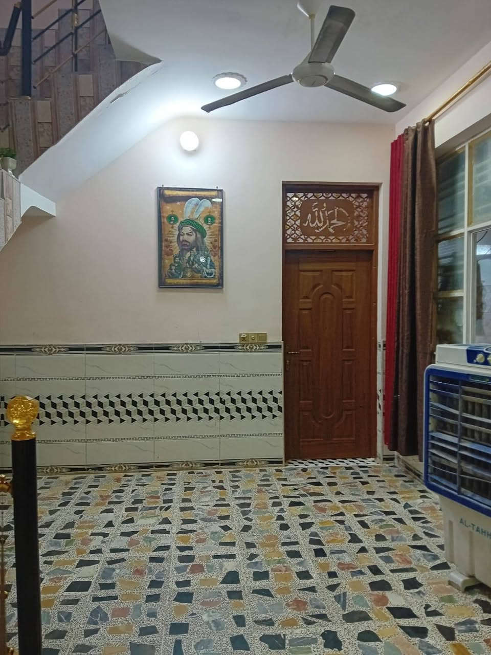 السلام عليكم
بسم الله الرحمن الرحيم 
بيت للبيع المساحة 125 متر خدمات كاملة مي كهرباء مجاري 
البيت يحتوي على غرفين نوم صالة استقبال صحيات بناء جديد 
طابقين العنوان الرئاسة شارع عشرين قرب افران الزيتون 
السعر 95 وبي مجال زراعي  قليل باقر العتابي الهاتف *********** علي العراب ***********
