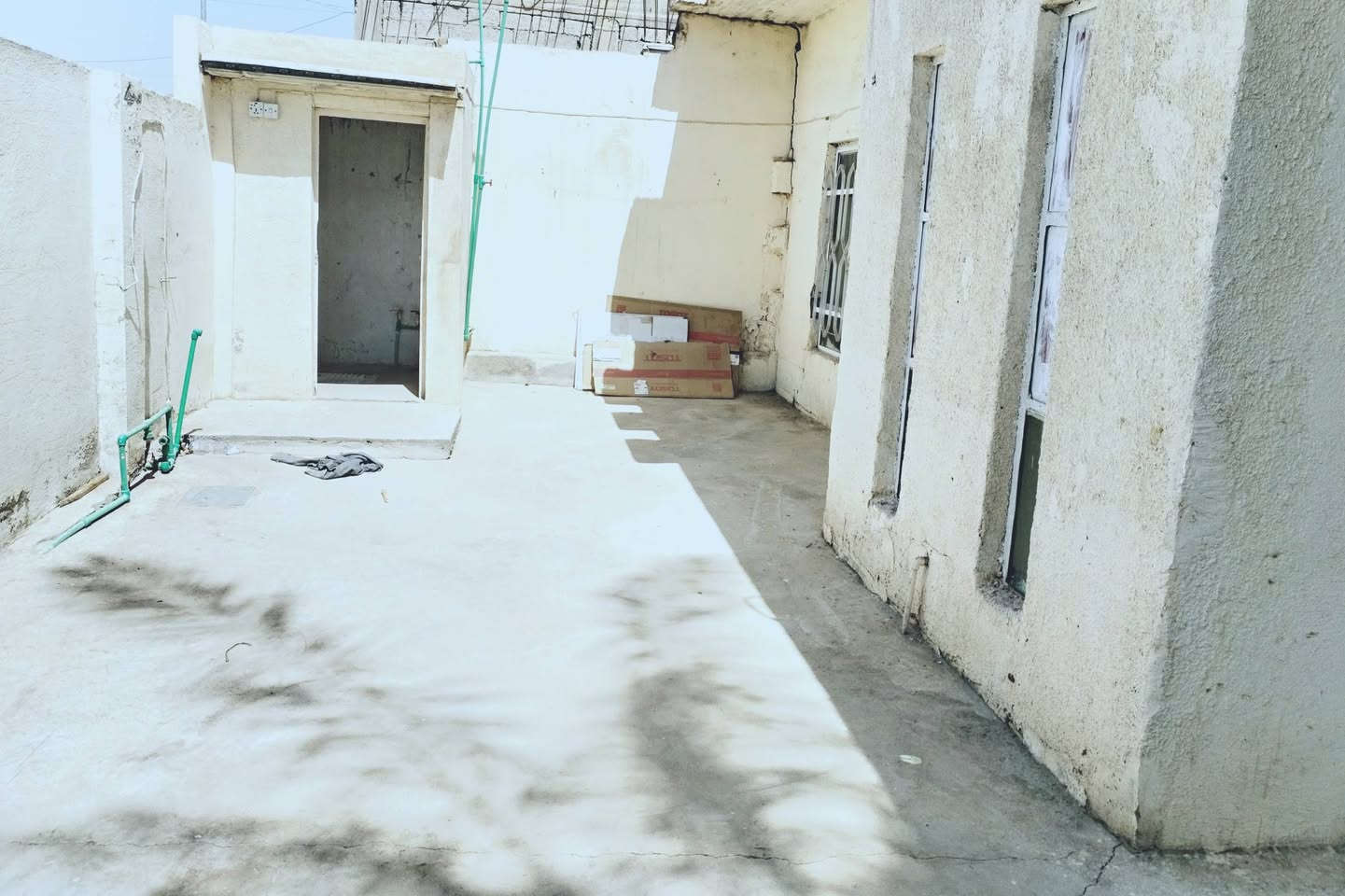 سلام عليكم بيت للبيع ٢٠٠ متر طابو صرف بسمي موقع شارع رائسي مال حي زهور ثاني بيت عل شارع موقع كلش حلو  *********** واتساب شراي يتفضل بس بيع  نقد
