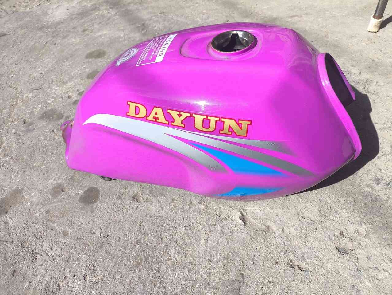 السلام عليكم 
  
متوفر 
 
كشر دايون عضم بنفسجي كامل +صفاحيات،،بلادي اصلي 
التانكي وياه الطوافه مالته الاصليه 
وال صفاحيات موجده اقفالتهن عدد,2 
حتى ال لاستيكة مال الجاملغ موجوده 

مكاني الجمعيه، باب طويريج 
***********
