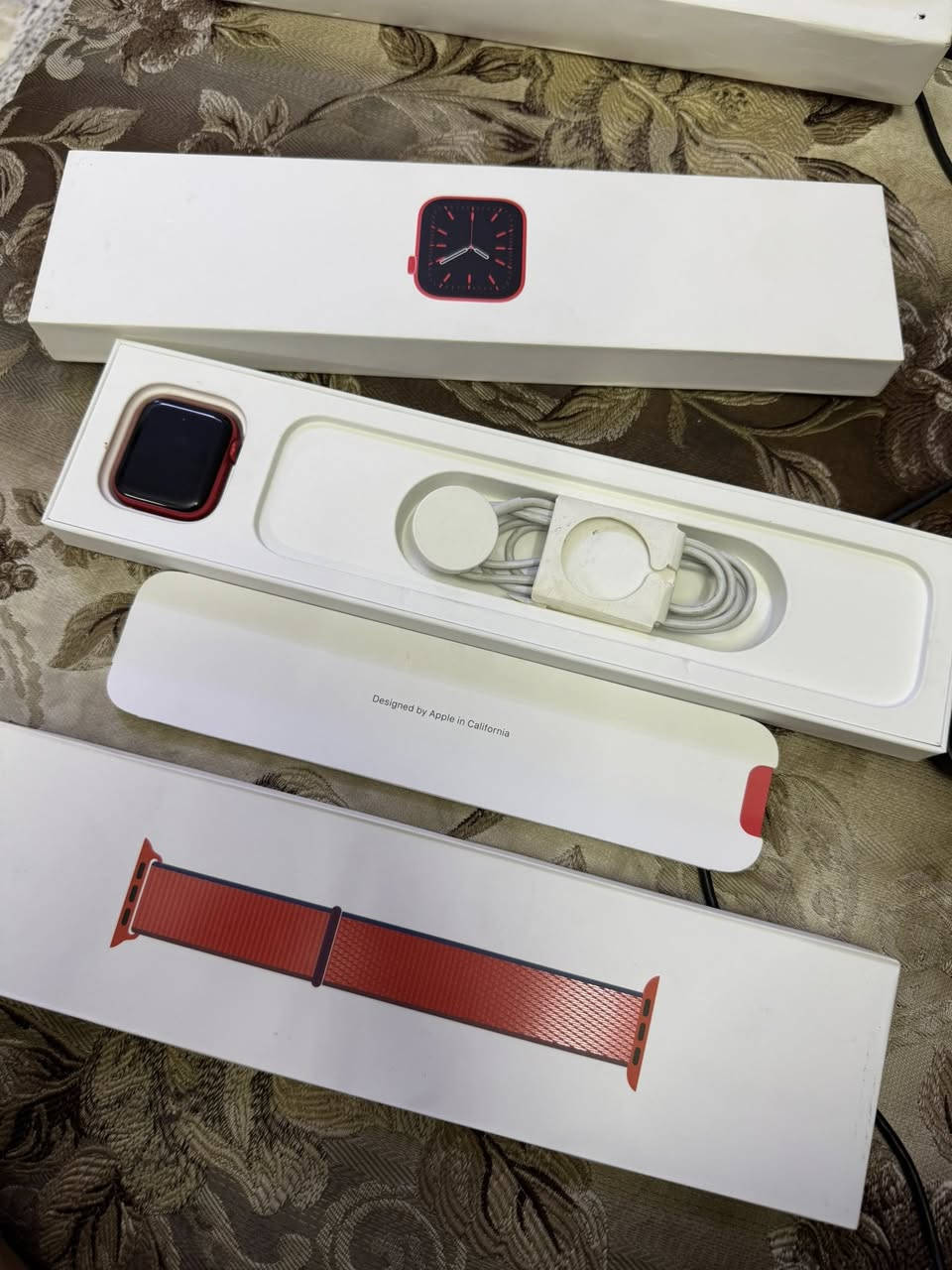 سلام عليكم ساعه ابل واج جيل 6 ساعه نضيفه كلش بطاريه 100 بعد معروفه بعد هيه ابل حجم 40  لون احمر ساعه جديده كل غراضها موجوده كل كتلوكاتها موجوده شاحنه كلشي موجود سعرها 200 وبيها مجال بسيطط بيك خير اتصل وتدلل مكاني بغداد ***********
