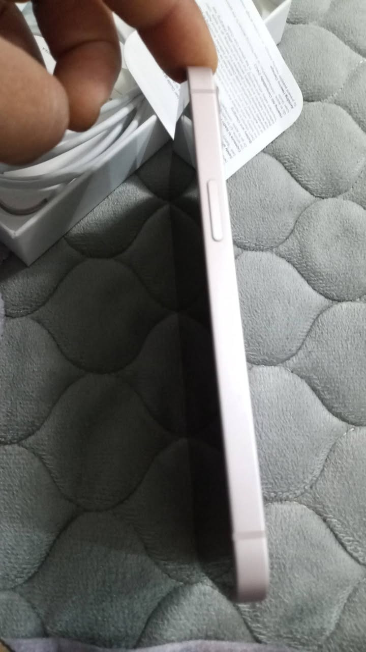 السلام عليكم جهاز ايفون 13 عادي 
الجهاز نضيف كلش ملحقاته كامله 
كارتونه الاصيله + كيبل 
الجهاز بطاريه 93 اصليه
ذاكره 256 الجهاز مال جناي 
العنوان النجف الاشرف الكوفة 
الاستفسار عله هذه الرقم (***********)
