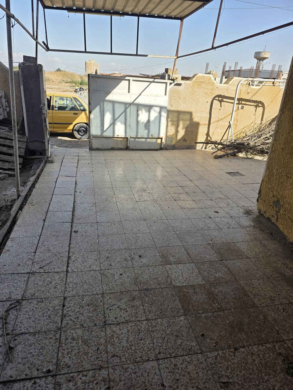 السلام عليكم يوجد دار للايجار في الراشدية  منطقة البدعة مساحة 250 متر بداية المنطقة بالقرب من برج الاتصالات يحتوي غرفتين ومطبخ واستقبال وصحيات داخليه وخارجيه وكراج كبير للإتصال ***********
