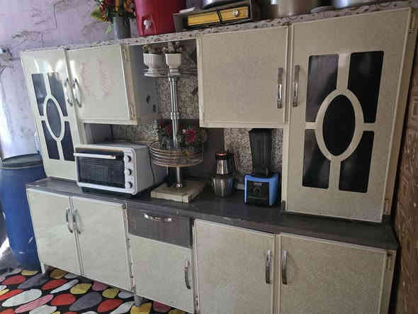 سلام عليكم كاونتر للبيع ثلث قطع سنك مرمر نسك نفس لون بس مقلفينه لهن باب بل نص بي كسر سعر 300 شراي يراسل او ينتصل ***********
