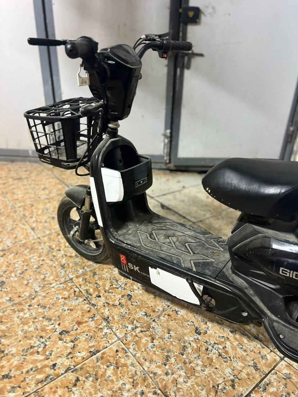 للبيع دراجه شحن موديل 2024 جديده الدراجه بعدهه بترابهه ماصارلي من اشتريته ماناقصه اي شي السعر 325 وبيهه مجال اهواي رقمي ***********
