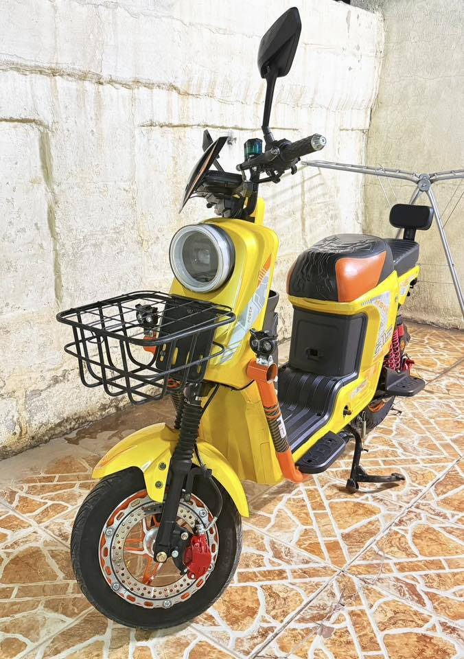 السلام عليكم اخوتي
دراجه شحن 
نوع دراجه x900 ماركة HIS
تحتوي على 5 بطاريات تمشيك 40 كليومتر حقيقي 
و سرعتها توصل 98 و بيها 4 سرعات تتحكم بيهم بيدك 
الدراجه ماشية 3500 كليومتر 
كهربائيات ماملعوب بيها و بحاله وكاله حتى قفل انذار و حساس مالته شغال و بدون كل عيب 
تشغيل عن بعد بيها و مفتاح همين 
و بيها جنطه تخزين إضافيه اطيها ويه دراجه 
تايرات جديده + زوج لايات زينون إضافي شديتلها 
شرط جديده دراجه و بحاله وكاله و كلشي بيها بلادي
سعر دراجه ((390 الف)) و بيها مجال للشراي 
***********
