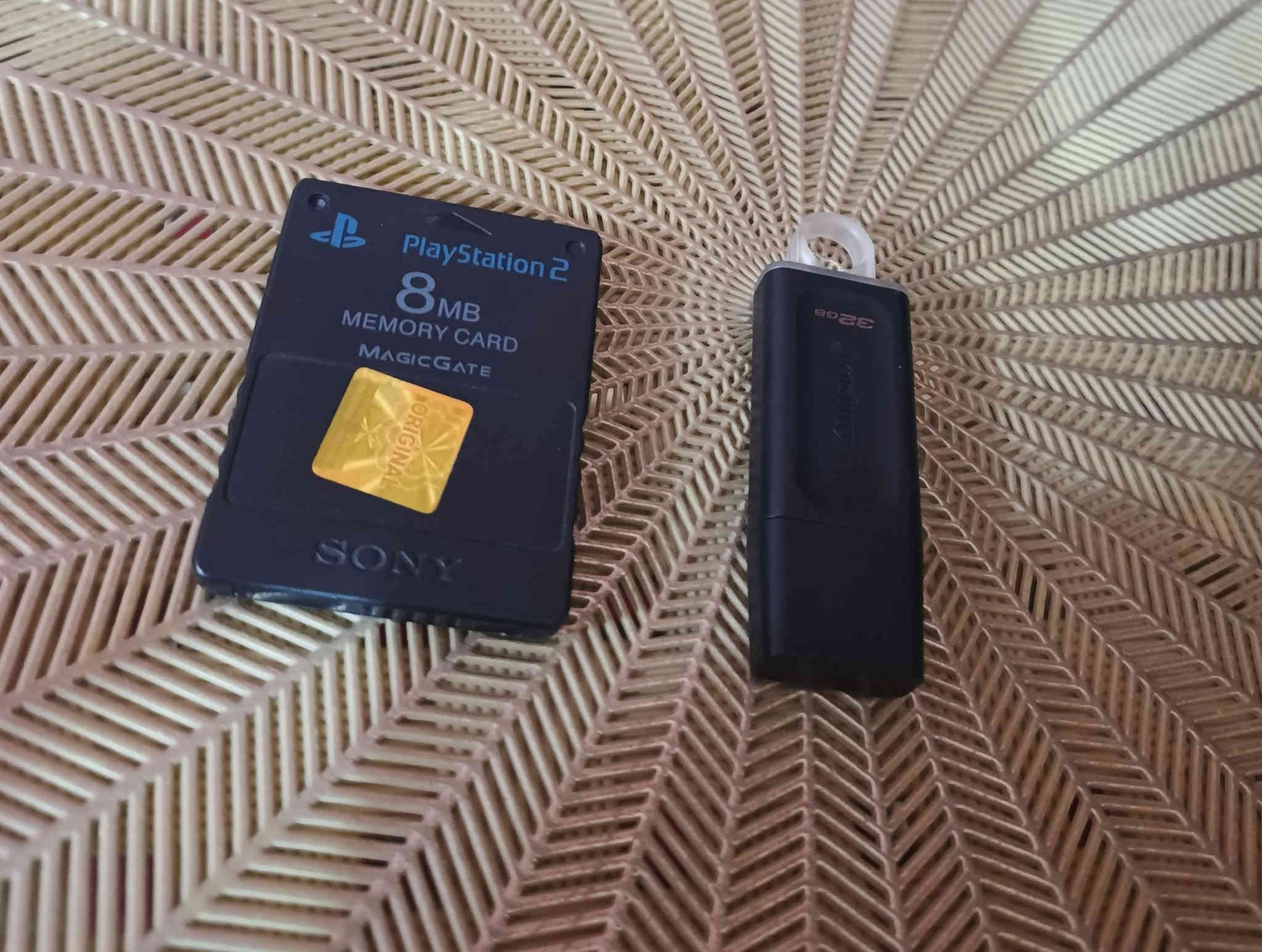 للبيع بليستيشن 2 سلم 
ويا يدتين وحده اصلية و ثانية تجارية مع الميموري و الفلاش يحتوي على 81 لعبه 
السعر 40 الف 
للتواصل ***********
