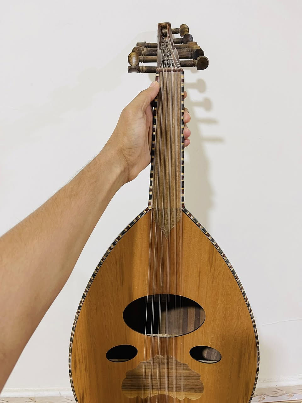 سلام عليكم عود زرياب عراقي اخو جديد توني شادلة اوتار جدد ما مستخدمات بعدهن + جنطة جلد بي خطة بسيطة بظهر ما مأثرة ابد صوته يخبل رايدة ١٢٥ مكاني بصرة . ***********
