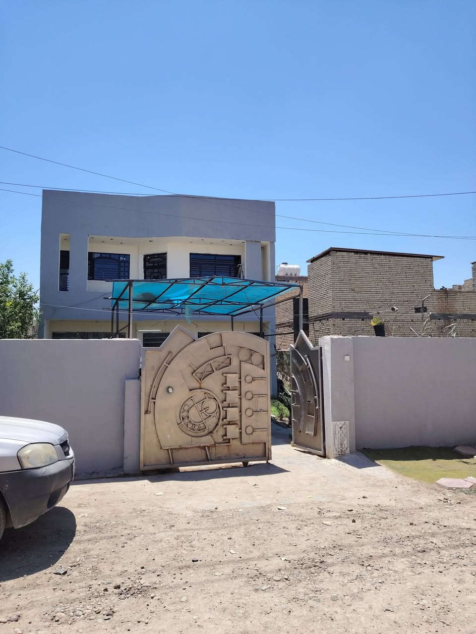 بيت للبيع نهاية شهداء البياع خلف سوق رضا زراعي بناء حديث اربع غرف فوق وتحت مساحة ٤٠٠ متر رقم تلفون ***********
