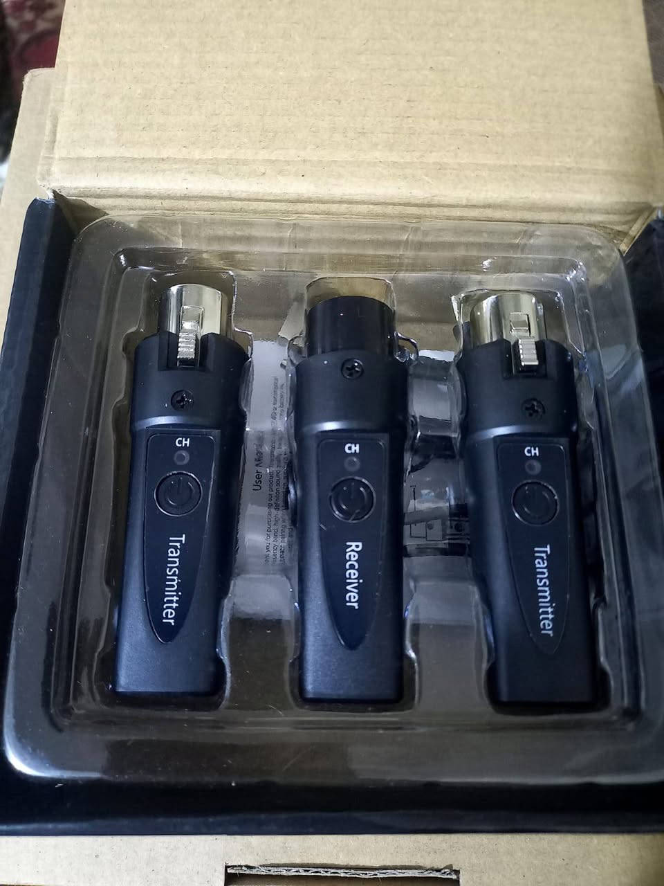 ميكروفون لافالير (Lavalier) لاسلكي محمول، يُستخدم لتسجيل الصوت والفيديو بجودة عالية. 
أبرز المميزات:
• توافق مع iPhone  وال Android
• سهولة الاستخدام: يعمل بنظام "التوصيل والتشغيل" (Plug and Play) دون الحاجة إلى تطبيقات خاصة.
• تقليل الضوضاء: يحتوي على رقائق ذكية لتقليل الضوضاء المحيطة وتوفير صوت نقي.
• نطاق الاتصال: يوفر استقبالاً خاليًا من العوائق يصل إلى 20 مترًا.
• الاستخدامات: مثالي للبث المباشر، تسجيل الفيديو (YouTube, TikTok)، والمقابلات


**إذا كنت صاحب هذا الإعلان وتريد حذفه لأي سبب، رجاءا أرسل رسالة إلى الدعم الفني**