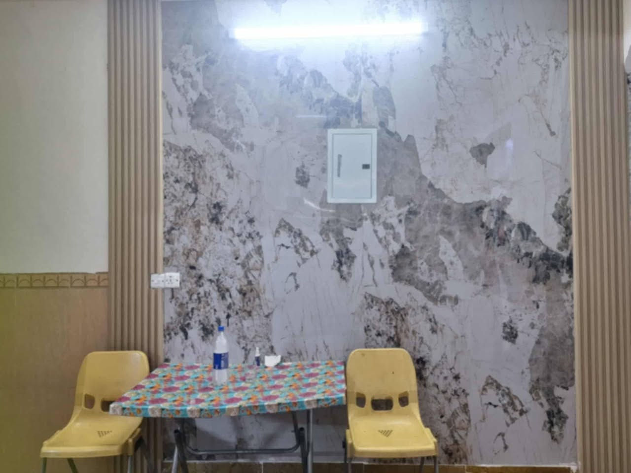 السلام عليكم
دار للبيع مساحة120متر 
واجهة 6 النزال 20 
يتكون  الطابق  الأول  من كراج  حمامات  خارجيه   وأيضا  مدخلين. الاستقبال  وصاله 
واستقبال  وصاله ومطبخ  حار وبارد  وغرفة  وترك  ع طول البيت  اما الطابق الثاني  غرفتين  نوم  وحمام وبيتونه  
للاستفسار  ع الرقم***********  ويوجد  واتساب 
العنوان   البلديات  محله 726. خلف مركز شرطة  الملعب  
( البيت  طابو ملك صرف )
