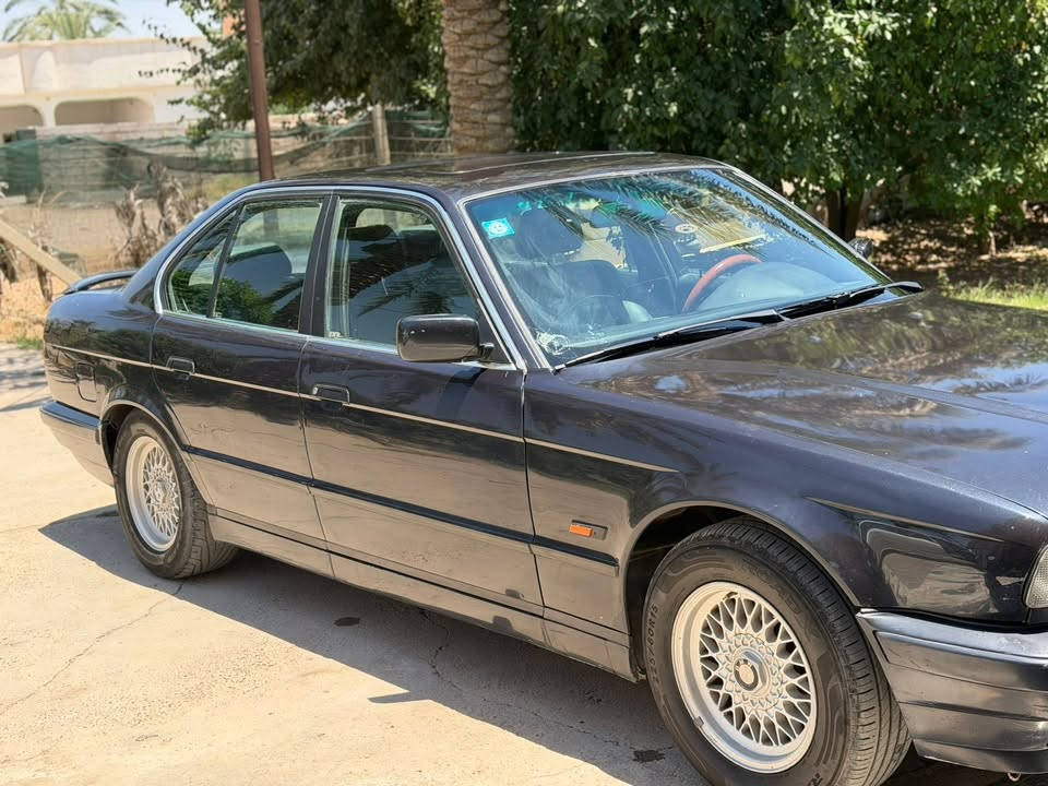 سلامً عليكم BMWبيئمً للبيعً
اللون اسودً
مرقمً تحويل مباشر
موديل1996
الصبغ جاملغ وبابً خلفي صفحت السائق
محرك صقر موديل المحرك2002
كشناتً جلد كهرباء واتماتيكً 
السياره حلو جديده
عايزهً بس خيال
السعر 75
الاتصال ***********
***********
