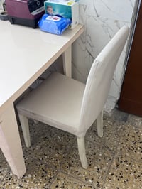 ميز طعام خشب زان مع اربع كراسي لون أوف وايت