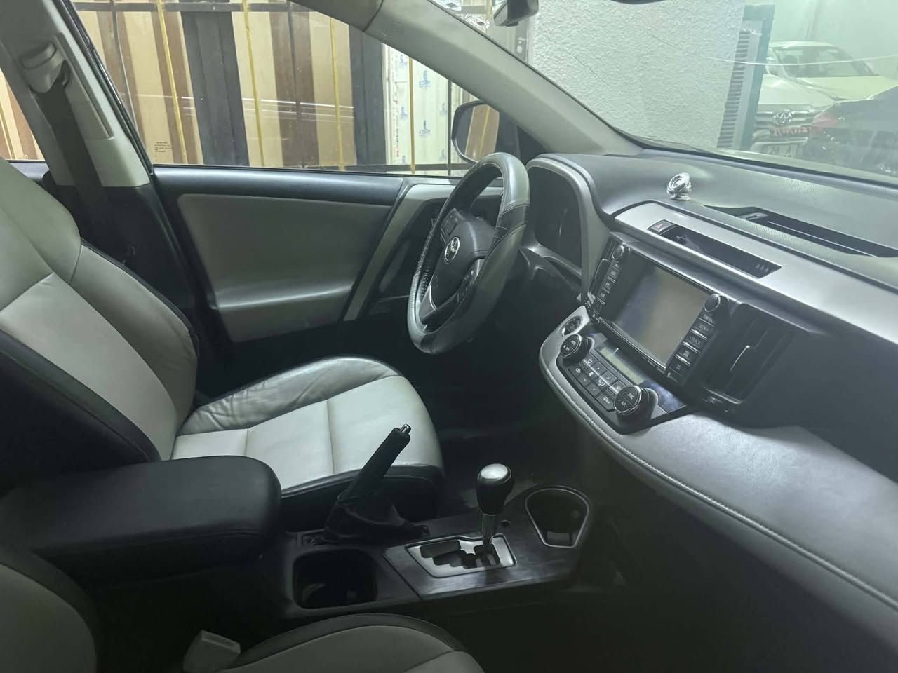 *للبيع تويوتا RAV4 موديل 2018 - بلاتنيوم 1/1* 🚙
*مواصفات نار ما تنوصف:*
- *الموديل*: 2018 
- *الفئة*: بلاتنيوم فول الفول 1 على 1 
- *الممشى*: 44 ألف كيلو فقط - سيارة جديدة
- *الرقم*: شمالي 
- *التبريد*: ثلج ❄️ شرط الفحص
- *الحالة*: الضرر موضح بالصور - شوف وتأكد
- *المواصفات*: بصمة، بانوراما، رادارات جانبية، كاميرا 360، تدفئة كراسي، شاشة أندرويد، تحكم كامل بالستيرن + بعد هواي وضررها واضح بل صوره 

*السعر*: 173 ورقة 💵  
*المكان*: صلاح الدين - تكريت  
*للاستفسار*: 📞 ***********

سيارة بيت، ماشية قليل، واللي يعرف بالراف فور يدري قيمتها. تعال شوفها وافحص يم اللي يعجبك.

الله يرزق البايع والشاري 🙏
