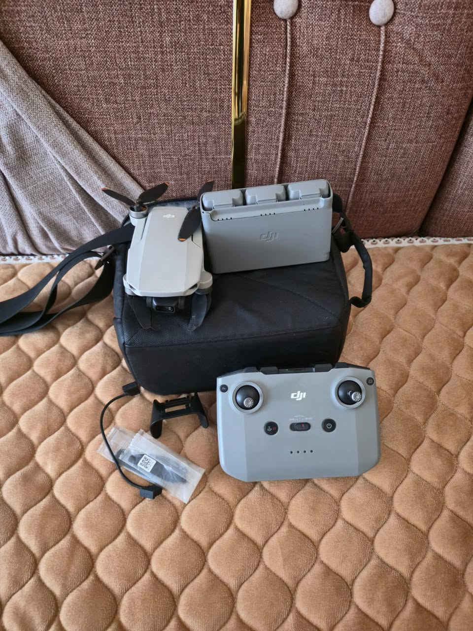 درون ميني 2 نضافه 90 بل 100
مواصفات كلش عاليه كامله من كلشي 3 بطاريات + ريش  + كيبل حمايت كامره بطاريه الواحده تدوم من 25 دقيقه ل 30/         ‏‪***********‬‏  اسعر 600 بيها مجال
