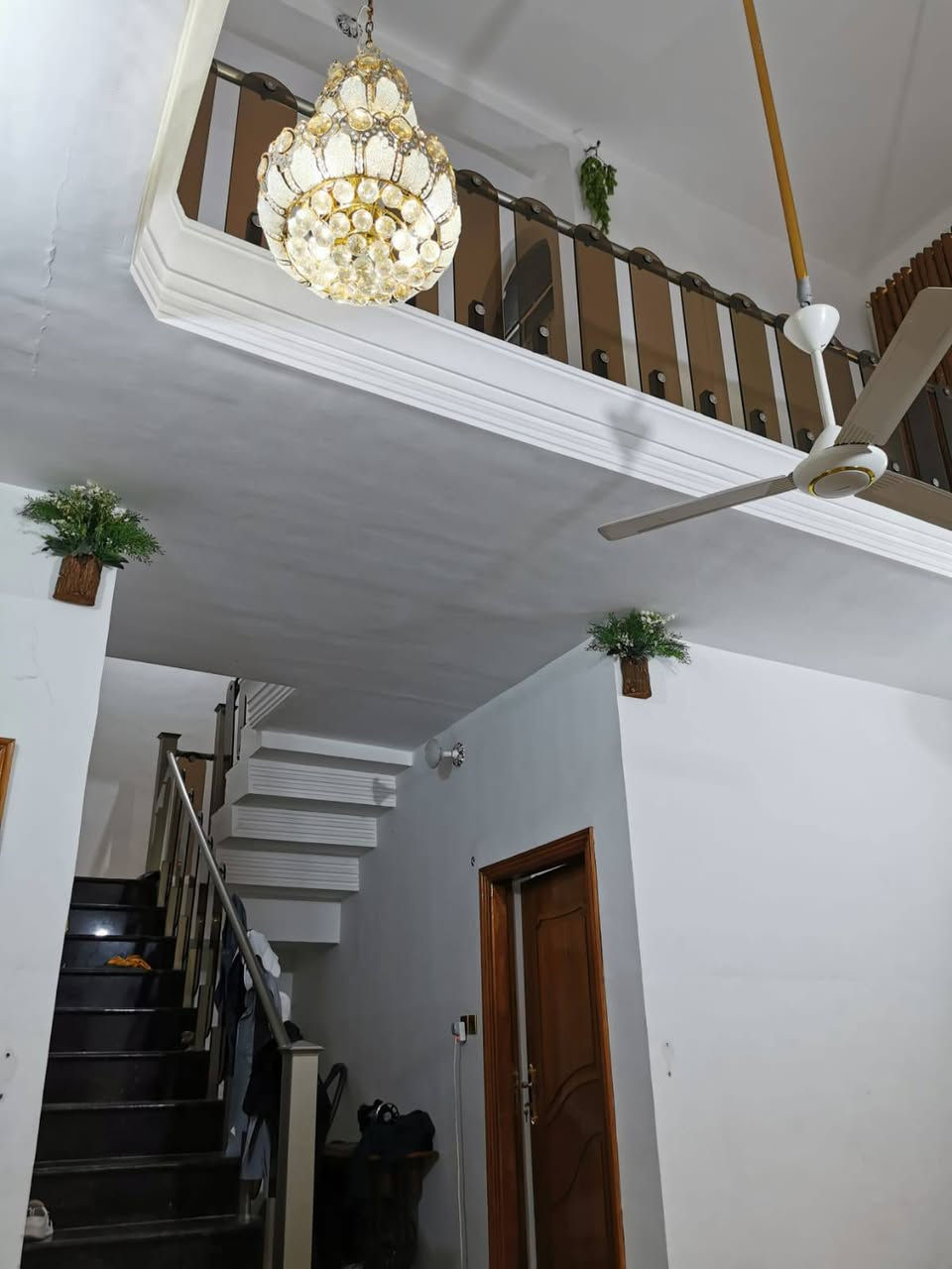 🏡 بيت للبيع – في منطقة الشبّانة قرب الفندق

📍 الموقع: الفرع المقابل لباب فندق تركي – ثاني بيت على اليمين.

المواصفات:

طابقين

استقبال + صالة واسعة

مناور كبيرة على طول البيت

مطبخ حار + مطبخ بارد

3 غرف نوم

2 صحيات

كراج يتسع لـ 3 سيارات

حديقة كبيرة

الواجهة: 10 متر

النزال: 25 متر

السعر ٦٥٠قفل 
✨ موقع هادئ وقريب من الخدمات – مناسب  الاستثمار البيت ثاني بيت عن الركن و ثاني بيت عن فندق كورمك التركي يصلح شركة او ستثمار او سكن للاستفسار أكثر *********** مساحة البيت ٢٥٠ متر طابقين
