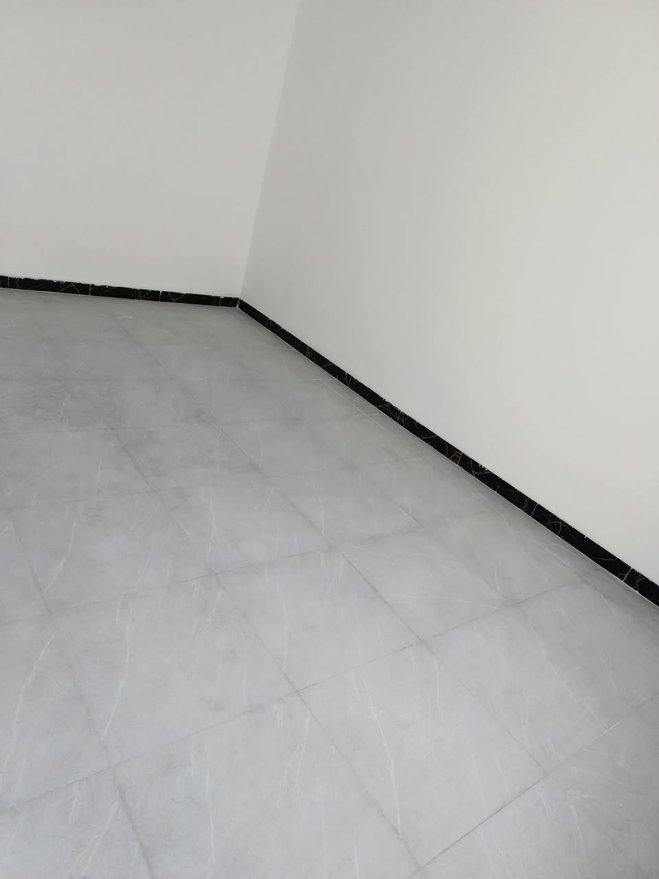 سلام عليكم خلفه سيراميك شغل درجه اولا متفرغ حاليا للتصال ***********
