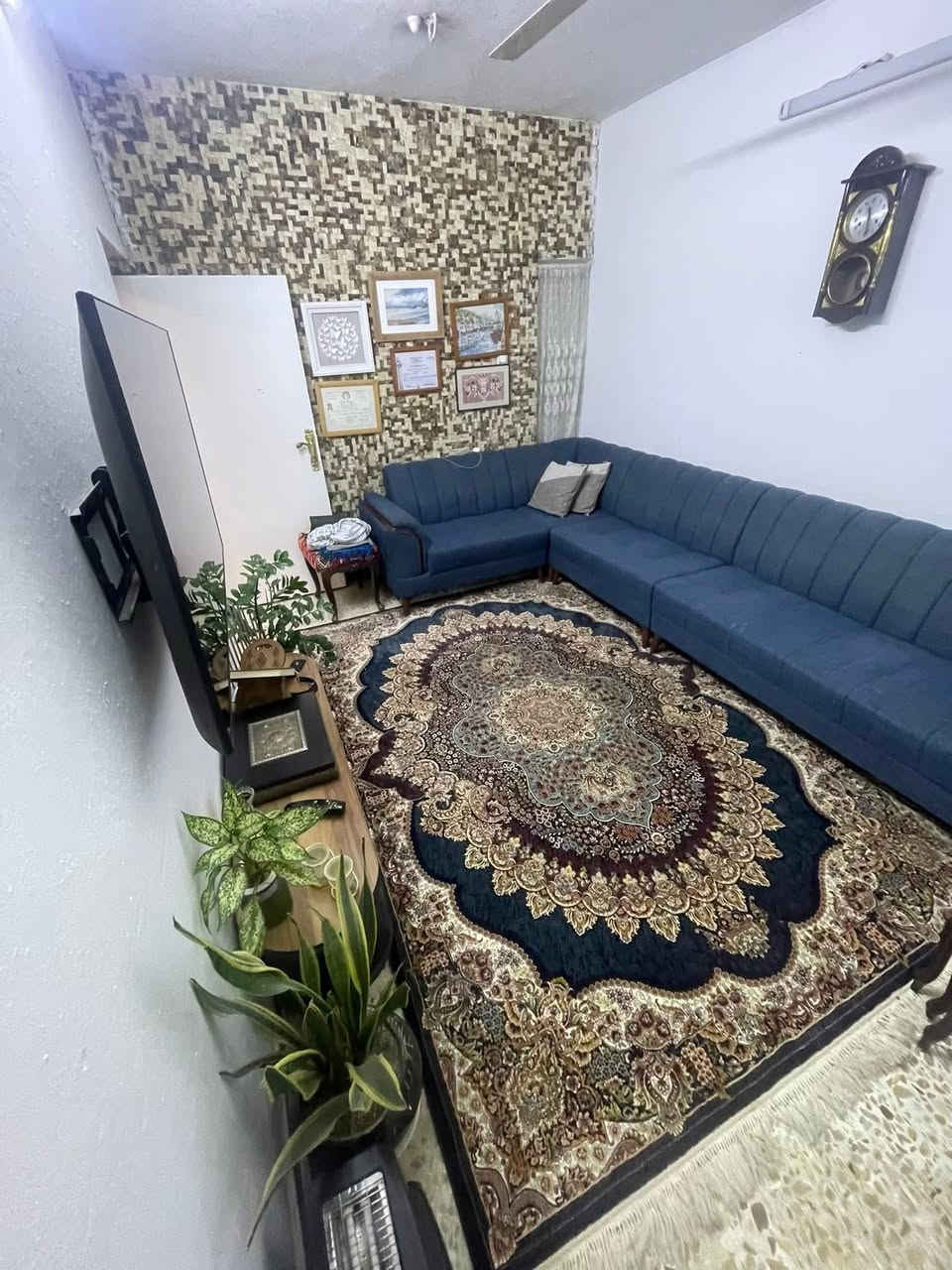 الدار للبيع 🏠 حائط مستقل بناء سنة2022

المساحة 112 م 

الواجهة 5 م

النزال 22 م

(مدخلين) 5 غرف نوم 👌👌👌

الموقع الشعب شارع الاسواق المركزية التجار 🛤️

يحتوي الطابق الارضي على كراج صغير وخدمات خارجية ومغسلة واستقبال ومطبخ معزول حار وبارد ومنور وخدمات وغرفة نوم 

ويحتوي الطابق الثاني على ثلاث غرف نوم وخدمات 

ويحتوي الطابق الثالث على غرفة نوم وبيتونة كبيرة🌦️وسطح

السعر 300 مليون وبي مجال 

للاستفسار اكثر يرجى الاتصال على الرقم التالي متواجد هذا الرقم على (الواتس اب والفايبر والماسنجر (***********))

او الاتصال على الرقم التالي ***********

او زيارة مكتب تبارك للعقار والمقاولات الكائن في شارع الاسواق المركزية قرب مطعم ميامي
