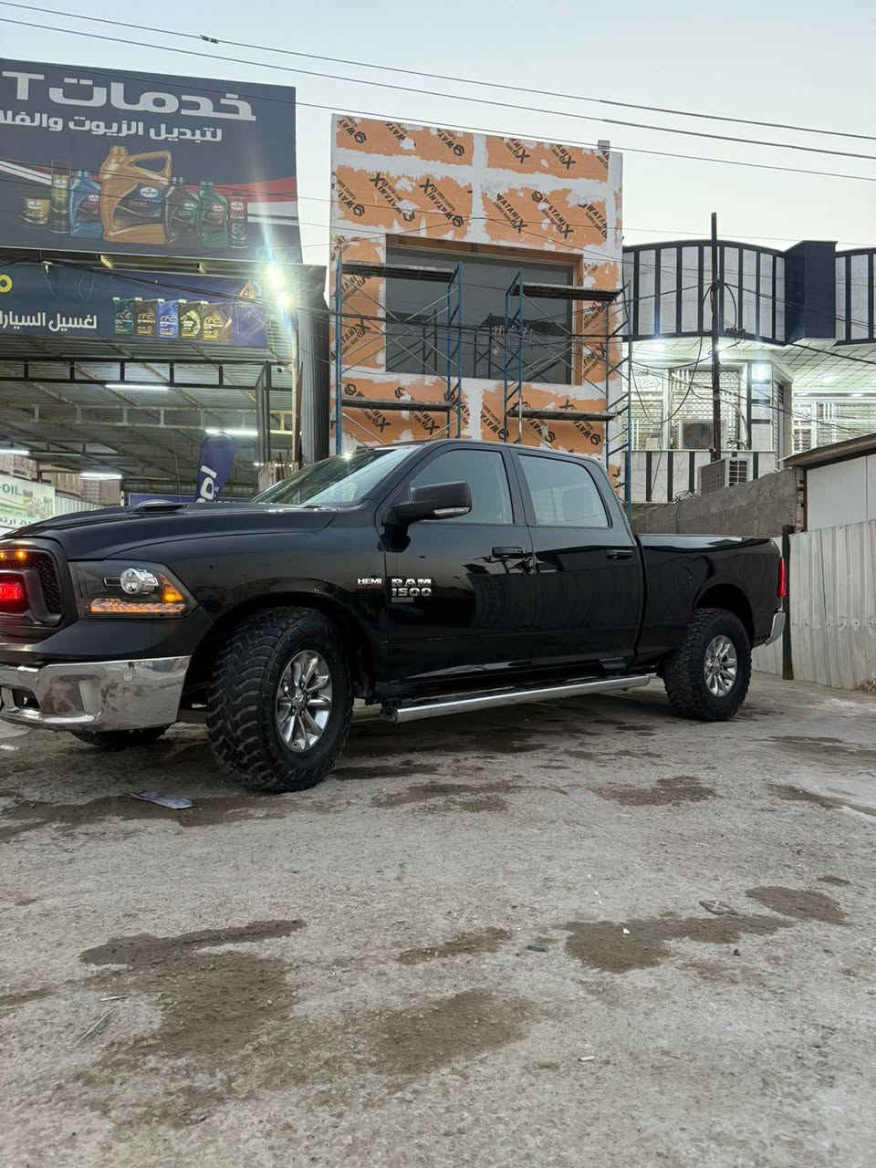 السلام عليكم للبيع او للمراوس ونطي فرق
اقره تفاصيله كامله اله تتصل 
دوج رام 2020 هيمي رقم بغداد دولي هزه وسنويه وارقام جدد باسمي قبل يومين حولته
مكينه 8 سلندر 5700 بدون دوانز
مبرمجه على بانزين عادي 
حادثه واضح بصور وسونار منشور بدون دواخل ابد 
بيه تبديل قبق جنطه وبنيد نفس لون
وحافه قماره من وره وكع عليه اعلان ع كده نصبغ 

المواصفات نص فول
باب طويل 
شاشه جبيره وكامره خلفيه دواره
شاشه عطلات 
حساسات اماميه خلفيه
كشنات كهرباء وتدفئه ستيرن تدفئه 
تو ويل 
مري شفط اشاير بلمري واناره بلمري 
قطعتين تبريد 
جامه خلفيه تنفتح كهرباء 
تشغيل عن بعد 
دوسات بلاديه 
بك لايت لد 
كزوز رياضي 
تايرات جبليه اصليه وياها تخم تاير الابلادي مالته هم انطي وياها
كير ومكينه بلاديات 
كير ومكينه وصدر وتبريد مكفولات 

سياره نقصه فقط انو تتعله شويه 
مكانه بغداد سيديه 
***********
السعر 195 وبيها مجال بسيط
