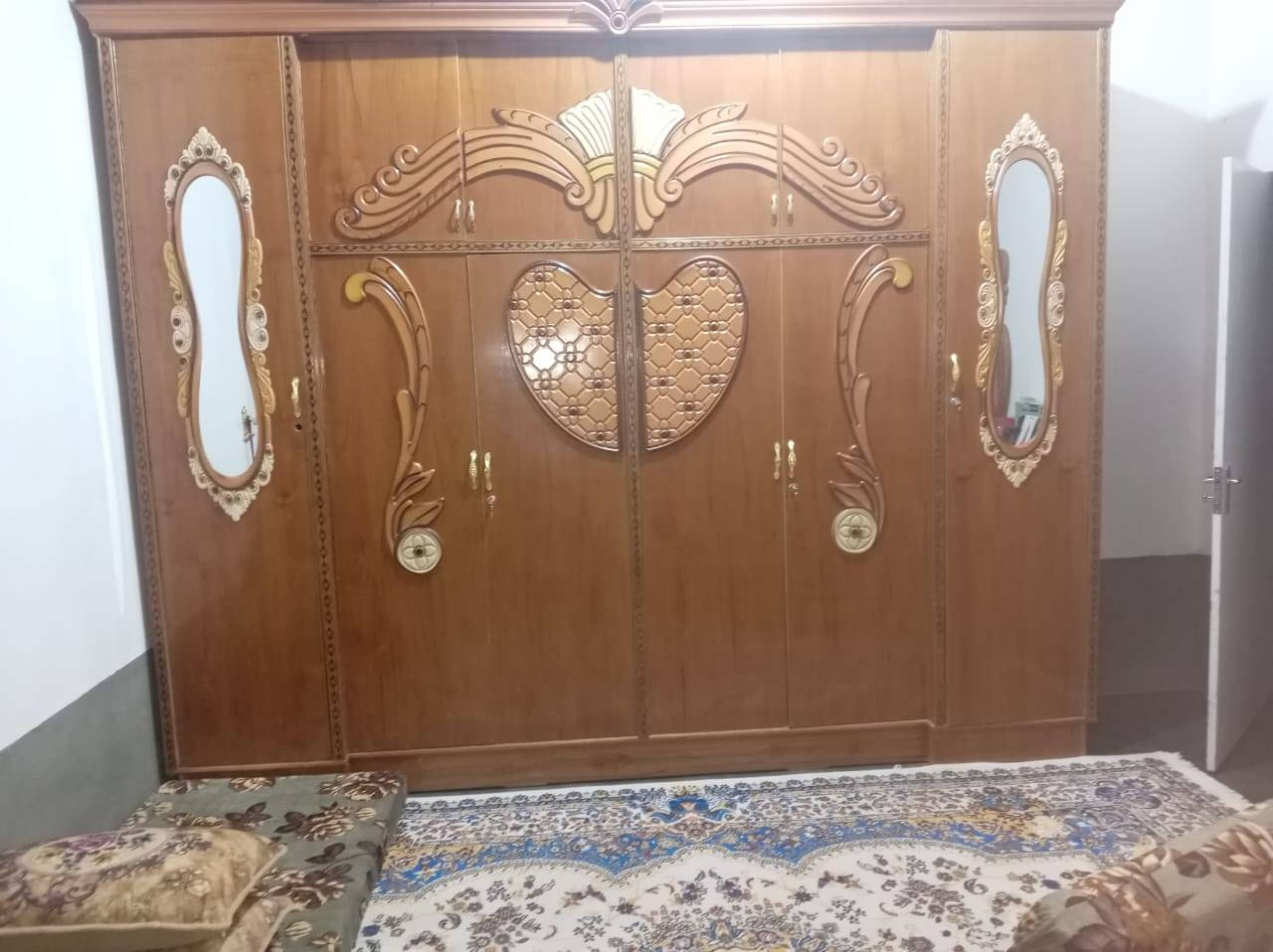 سلام عليكم  غرفه اخشاب للبيع فول نضافه (سعر 700وبيه مجال بصيط 👇
***********
