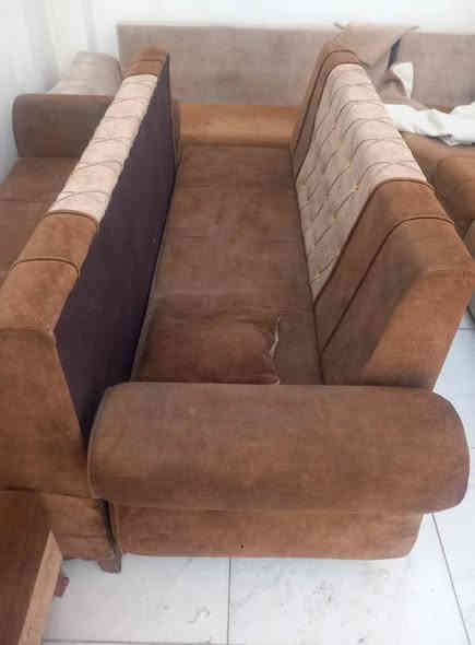 ديوان عشر مقاعد مع مفارش كامل للبيع والسعر ١٣٠ فقط اي استفسار اتصل برقم *********** خناقين
