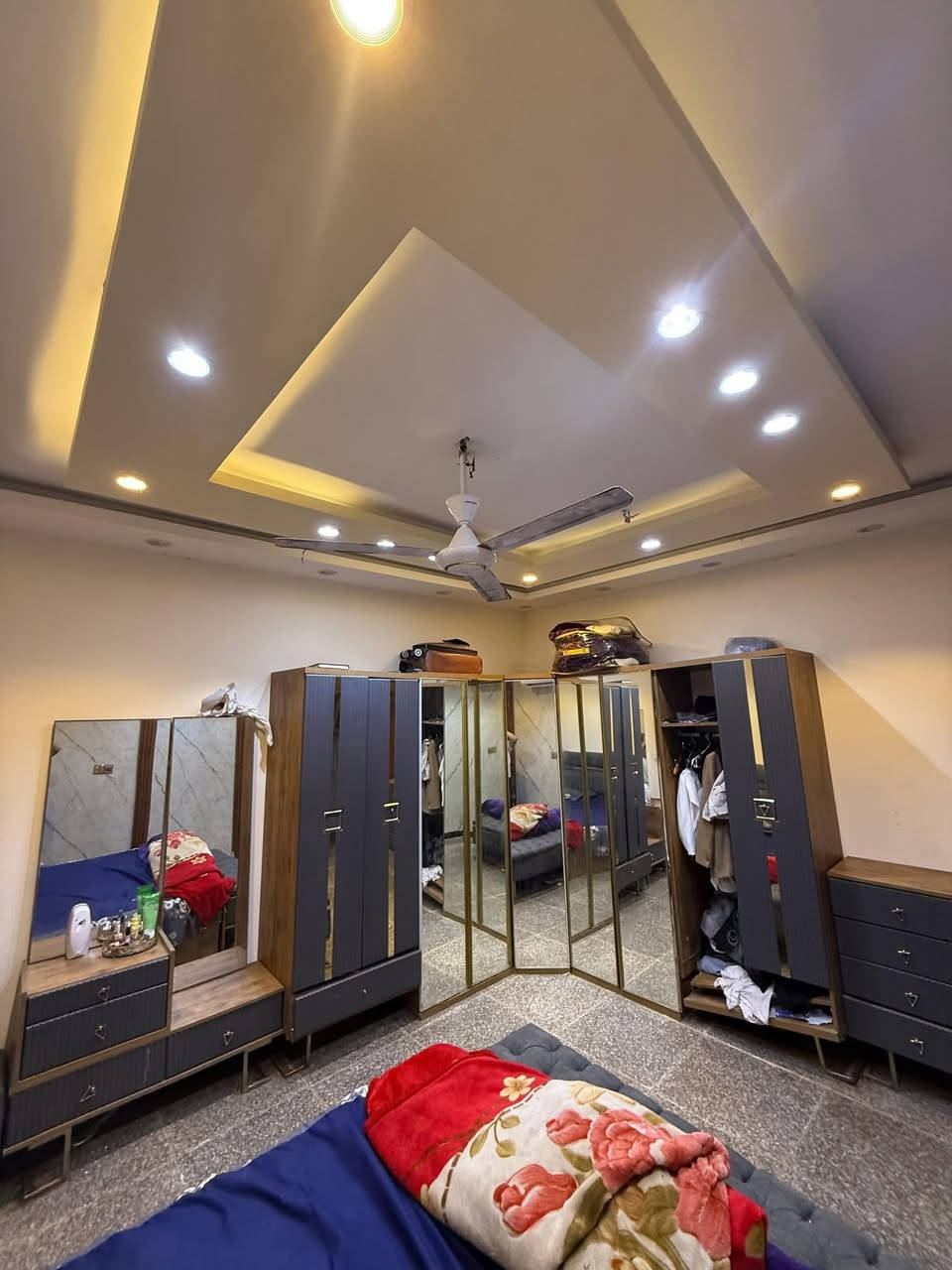 السلام عليكم  بيت للايجار عوائل او طلاب  في شهداء السيديه خلف كاتب عدل السيديه 100م غرفتين وصاله وهول وغرفه صغيرة مع الأثاث البيت نضيف درحه اولى كله نقوش مع سبالت عدد 4  للاستفسار الاتصال على الرقم بي واتساب ***********
