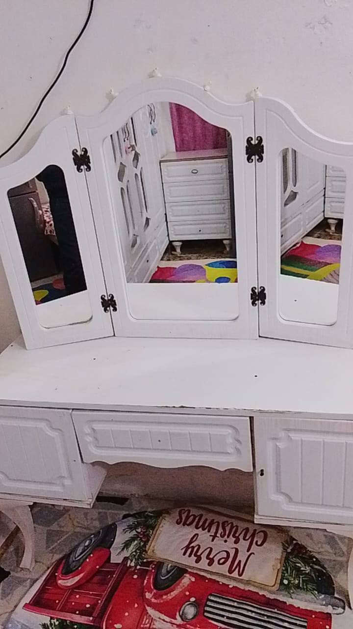 غرفه اخشاب للبيع بها اضرار خفيفه مكان بغداد كماليه سعر 350 وفيها مجال ما متواجد على الفيس فقط على رقم الهاتف***********
