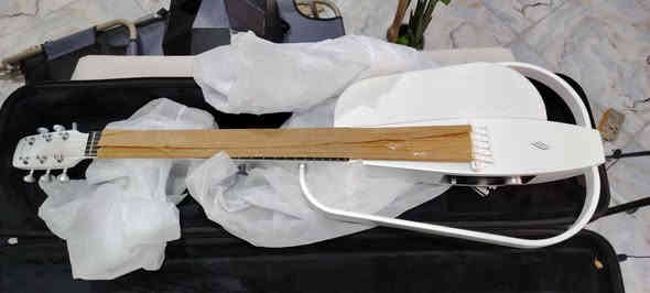 كيتار للبيع بهذا الشكل قطعة نادرة وجميلة صوته روعة
للحجز واتس اب ***********
