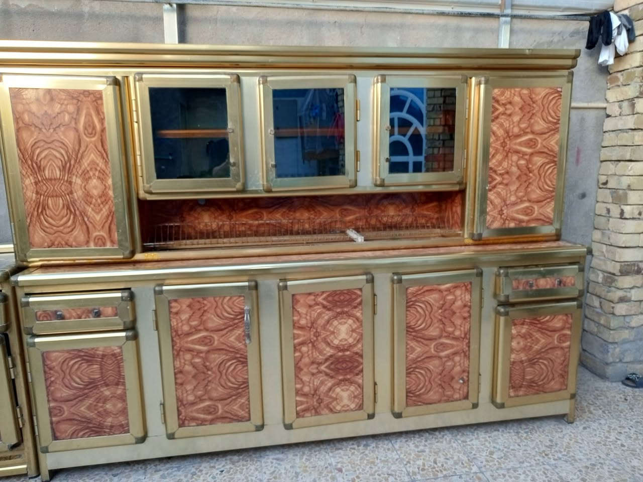 السلام عليكم كاونتر للبيع نظيف يحتاج له بس باب للسنكي سعر 200 مكاني البصره حي المهندسين ***********
