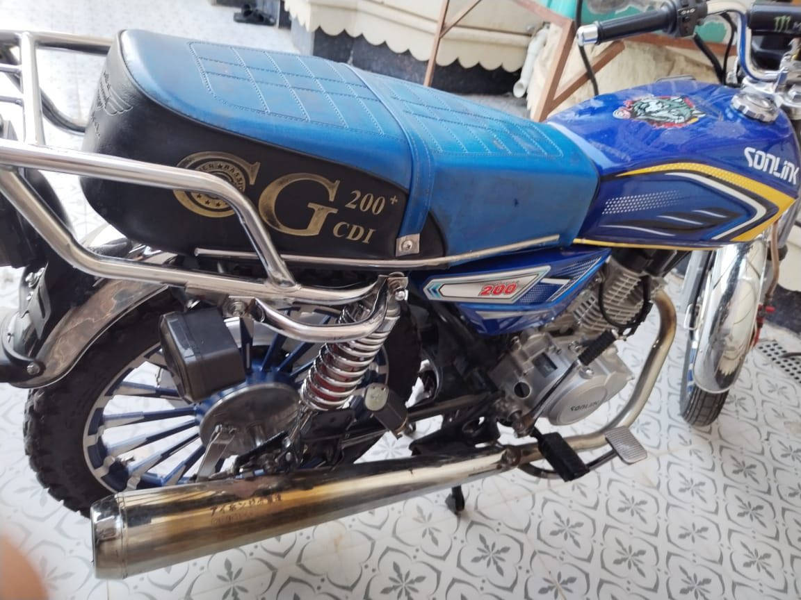 السلام عليكم دراجة للبيع سيفان سونك موديل 2024 شكل 2025 الدراجة كاملة مكملة مابيها اي نقص أوراق موجودة تجي تفحص بعينك وتشوف مكاني الدجيل حي الجمعية السعر خاص هأ ***********
