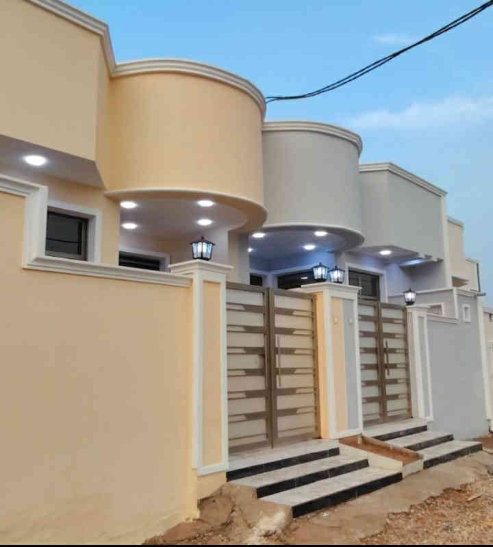 السلام عليكم مشتملات عدد ٢ طبك غير مسكون البناء حديث درجة اولى في الكوت منطقة حي الحكيم نزلة علاء غريب بالقرب من الكورنيش مساحة كل مشتمل 120م البناء طابوق درجة اولى والسقف صب مسلح والارضية والجدران سيراميك ويتكون كل مشتمل من غرفتين نوم وصالة واستقبال ومطبخ وصحيات داخلية وخارجية ومرقم من قبل البلدية وسعر كل مشتمل 58 وبي مجال الاستفسار الاتصال على هذا الرقم ***********
