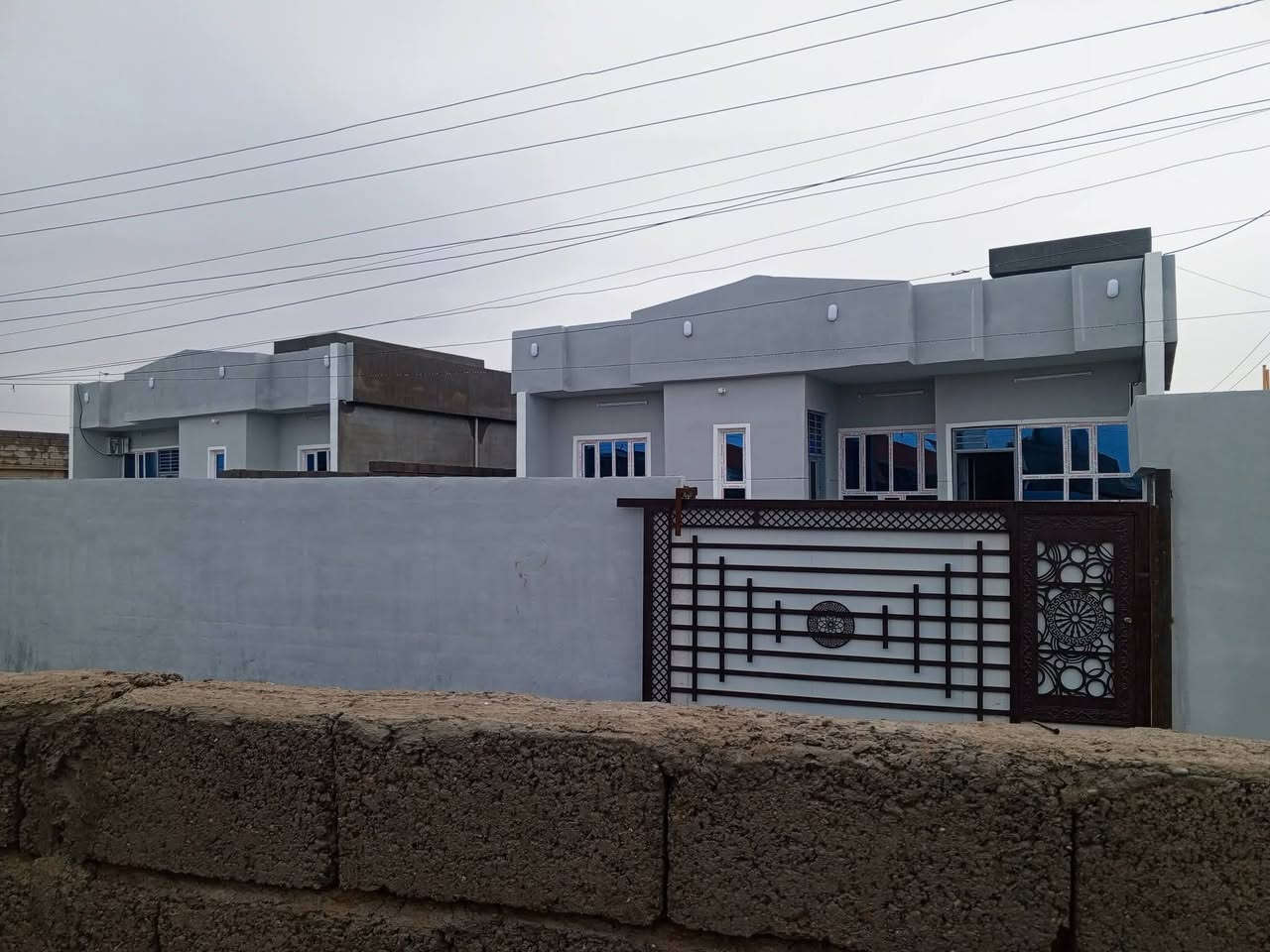 السلام عليك للبيع بيت مكون من ربعه7×4غرفه عدد2 مطبخ وهول وصحيات بيوت زيرو مامسكون واصل ماء كهرباء وتبليط ارضيه بورسلين ابواب تركي شغل درجه اولى سعر البيت 50مليون وبي مجال قليل للستفسار الاتصال على رقم ***********مكان الشرقاط بعاجه قرب المعارض الجديده
