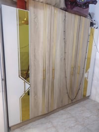 عندي هاي الغرفه ب ٤٠٠ وبيها مجال 07705987942