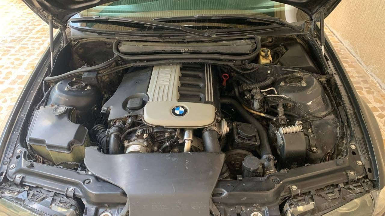 ا‎لسلام عليكم  
للبيع أو مراوس برياضي 
‎ أسوّد لماعة وارد ألمانيا أصلي بلادي BMW E46 330d 
 2002 موديل محدثه 2004 
‎رقم اربيل انكليزي تحويل شرط 

‎السياره فول مواصفات :: 
محرك ديزل ستة سلندر 2500 توربو 
داخل صاج ملكي 
‎تحكمات ستيرن 
‎مثبت سرعة
مايكرفون و بلوتوث 
‎تبريد ثلج سبلت 
‎كشنات M جلد اسود تدفئة 
‎مانع انحدار و انزلاق 
‎بردة خلفية بلادي 
موبايل خلوي 
‎سيدي جنجر 6 اقراص 
‎ جام كهرباء اوتو 
ويل 18 M تو سايز
‎لايت اوتو و سوارات ملونة 
‎شاشة اندرويد 
‎كير اوتو ثلاث وضعيات A M S 
‎وباقي المواصفات مال e46 معروفه 

محرك ديزل صوته ناعم مثل البانزين بيها ربع باب ورا النفر بارد وسنوية جديدة 
سيارة كاملة مكلمة مابيها نقص برغي اقتصادية جدا بالكاز للعلم 
 و بيها حصة مال منتجات كل يوم ويوم  40 لتر  هذا الموديل محركه جدا قوي  ومايعطل و غراضها متوفرة بالشمال وبغداد و  الجنوب 
وياها قطع غيار أصلي  مستعمل موجودة للبيع 
السيارة مسويله ادامه كامله  باتري جديد شادلها فلاتر جديدة و فيول بمب جديد وداينمو جديدة حدادية و صدر جديد طخم دسكات أمامي وخلفي جديد 
 السياره متعوب عليها وبلعافيه على الياخذه السياره معروضه ب 80   ورقة وبيها مجال للشراي   تواصل خاص او واتس اب *********** 
مكاني الموصل
الأيسر

