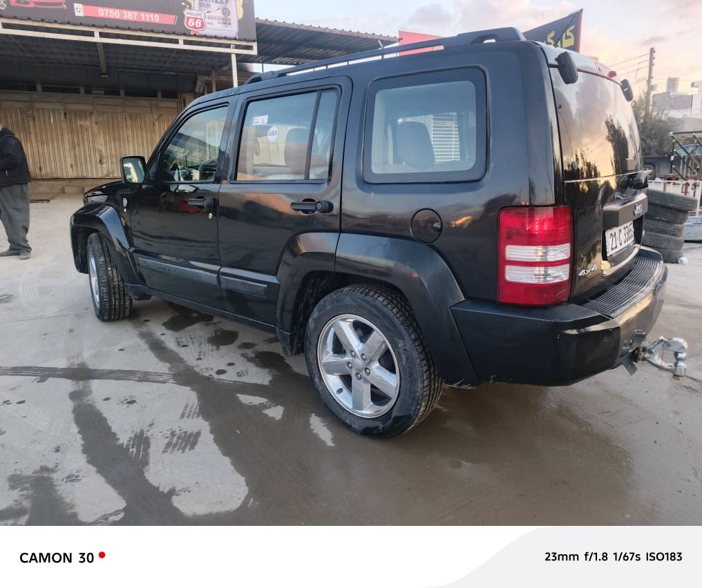 جێب لیبرتی ٢٠٠٨ 
ناو زەرد دەبڵ ئەکسل 
چوار تایەی تازە 
بەناوی خۆمانە 
گێر ومەکینەو تەبریت گەرمی بەشەرت 
دوو پارچەی بویاخە دەرگاو چاملخی دوای سایەق 
سەقف وبونیت کاڵ بونەوی هەیە 
اکسلی دواوە کەمی دەنگی تیایە 

شۆین چەمچەماڵ 
نرخی ٧٩ گەڵاو موعامەلە
***********
*********** شمشمل, السليمانية
