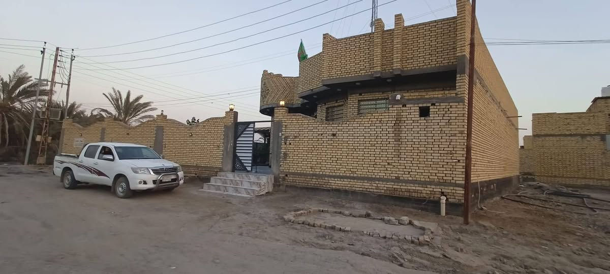 يا الله اللهم صل على محمد وآل محمد
بيت مساحة 400 متر زراعي درجة أولى 
نظام فله وجهين ركن على شارعين وجه على شارع رائسي 
بناء جديد بال 25 يتكون من ثلث غرف وصالتين وستقبال ومطبخ صحيات داخليه وخارجيه حديقه وكراج طارمات عدد ثنين خدمات ماء وكهرباء مولد انترنيت اسواق كلشي متوفر العنوان مدينة البكر بالبساتين أول نزله 
وهذا رقمي ***********
